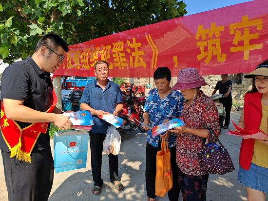 蒙阴县司法局旧寨司法所开展普法进大集筑牢法治防线宣传活动