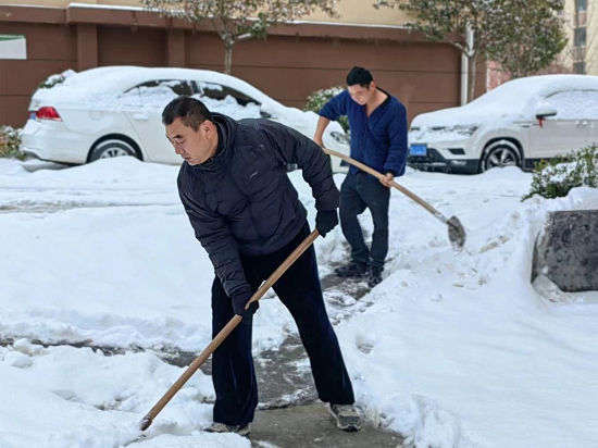 闻雪而动!蒙阴县司法局积极开展破冰除雪行动